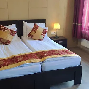Sun-house Pension&restaurant -parkingfree- Прага